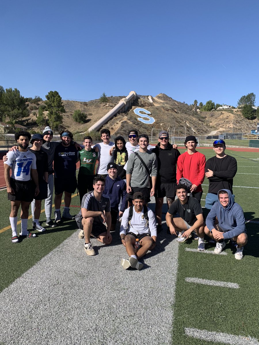 JasonBornn1's tweet photo. Turkey Bowl at Saugus HS! Great to see many of our football alumni! #SaugusFootballStrong https://t.co/BFLyKtPBej
