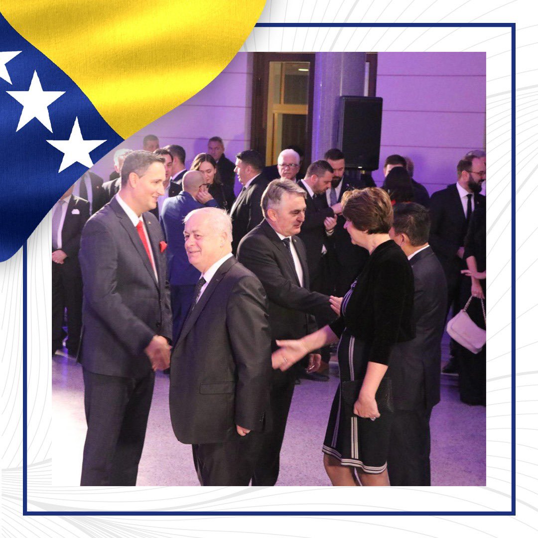 IZBORI_BA's tweet photo. Sretan 25. novembar, Dan državnosti Bosne i Hercegovine!

🖇Večerašnje saopćenje pročitajte na: https://t.co/mzOdW3fuJ7

#izboriuBiH #избориуБиХ #CIKBiH #CentralnaIzbornaKomisija #SIPBiH #SredišnjeIzbornoPovjerenstvoBiH #ЦИКБИХ https://t.co/68FgQBegLP