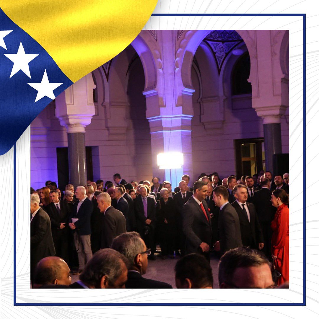 IZBORI_BA's tweet photo. Sretan 25. novembar, Dan državnosti Bosne i Hercegovine!

🖇Večerašnje saopćenje pročitajte na: https://t.co/mzOdW3fuJ7

#izboriuBiH #избориуБиХ #CIKBiH #CentralnaIzbornaKomisija #SIPBiH #SredišnjeIzbornoPovjerenstvoBiH #ЦИКБИХ https://t.co/68FgQBegLP