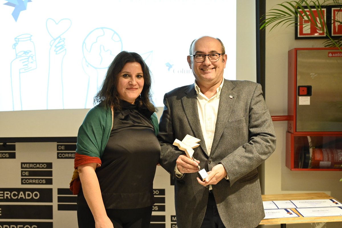 ColumbaresONG's tweet photo. 𝗠𝗲𝗻𝗰𝗶ó𝗻 𝗘𝘀𝗽𝗲𝗰𝗶𝗮𝗹 2022 para la @Catedra_RSC de la @UMU 💙

#PremiosRSColumbares 
(Entregado por la directora de comunicación de esta casa, Concha Nicolás) https://t.co/HLHvF32ppJ