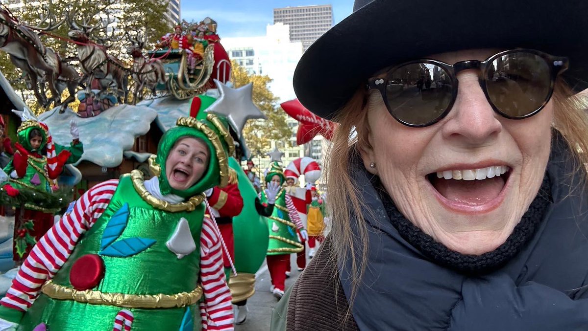 Saw Santa Claus, got photobombed by an elf. How’s your day going? #MacysThanksgivingDayParade