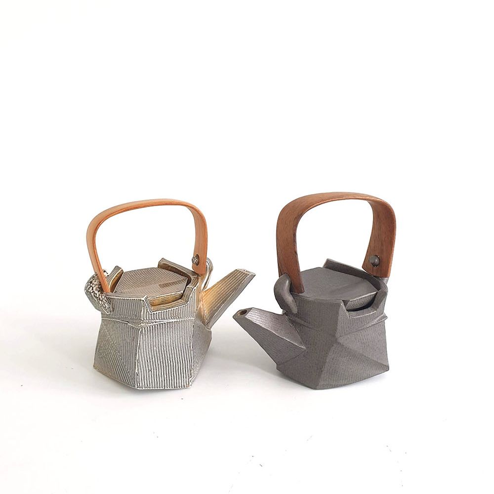 NZ_Masterworks's tweet photo. Facets by Chris Weaver and Raumati Summer Salon open Saturday 26th 2-4pm, with Chris Weaver talk from 1.30pm - https://t.co/nHGIy2MY3p
Images: Chris Weaver teapots; Emily Parr &amp; Arielle Walker, 'Haratua' print on silk https://t.co/OIXzLApnEd