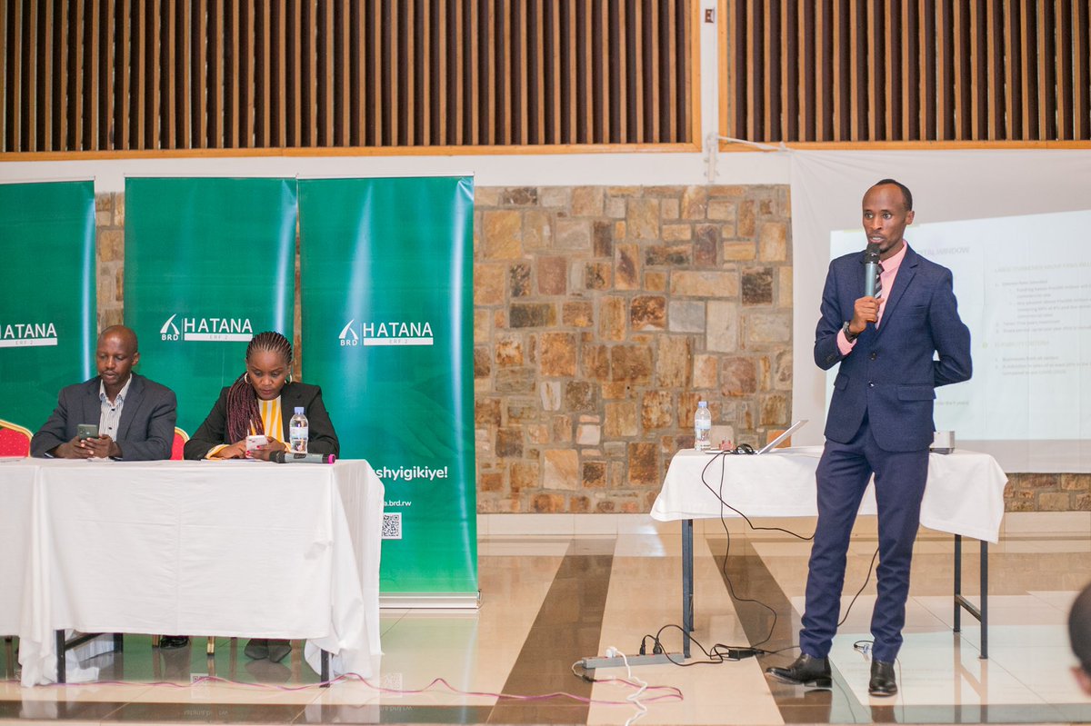 BRDbank's tweet photo. #BRD yakomereje ubukangurambaga mu ntara y'amajyepfo mu gusobanurira abagenerwabikorwa uko babona inguzanyo ya #Hatana #ERF2 ni igikorwa cyabereye mu karere ka @HuyeDistrict https://t.co/TXFvGZBwJO