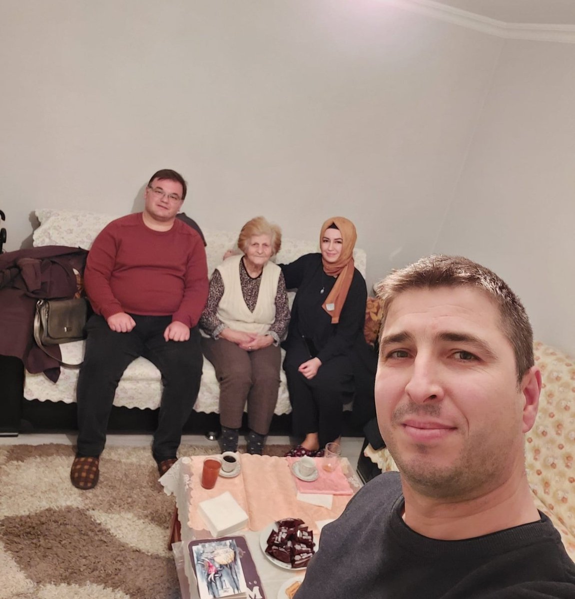 Yönetim kurulu başkanımız <a href="/mehmetucler1981/">Mehmet ÜÇLER</a>,yönetim kurulu üyelerimiz <a href="/gbozer82/">Gülten Bozer 🇹🇷</a> ve Mehmet Vatansever,80 yaşındaki emekli öğretmenimiz Keriman Çavuşer'i 24 Kasım öğretmenler gününde ziyaret ederek dualarını aldık.

Bu vesile ile tüm öğretmenlerimizin gününü kutlar saygılar sunarız.