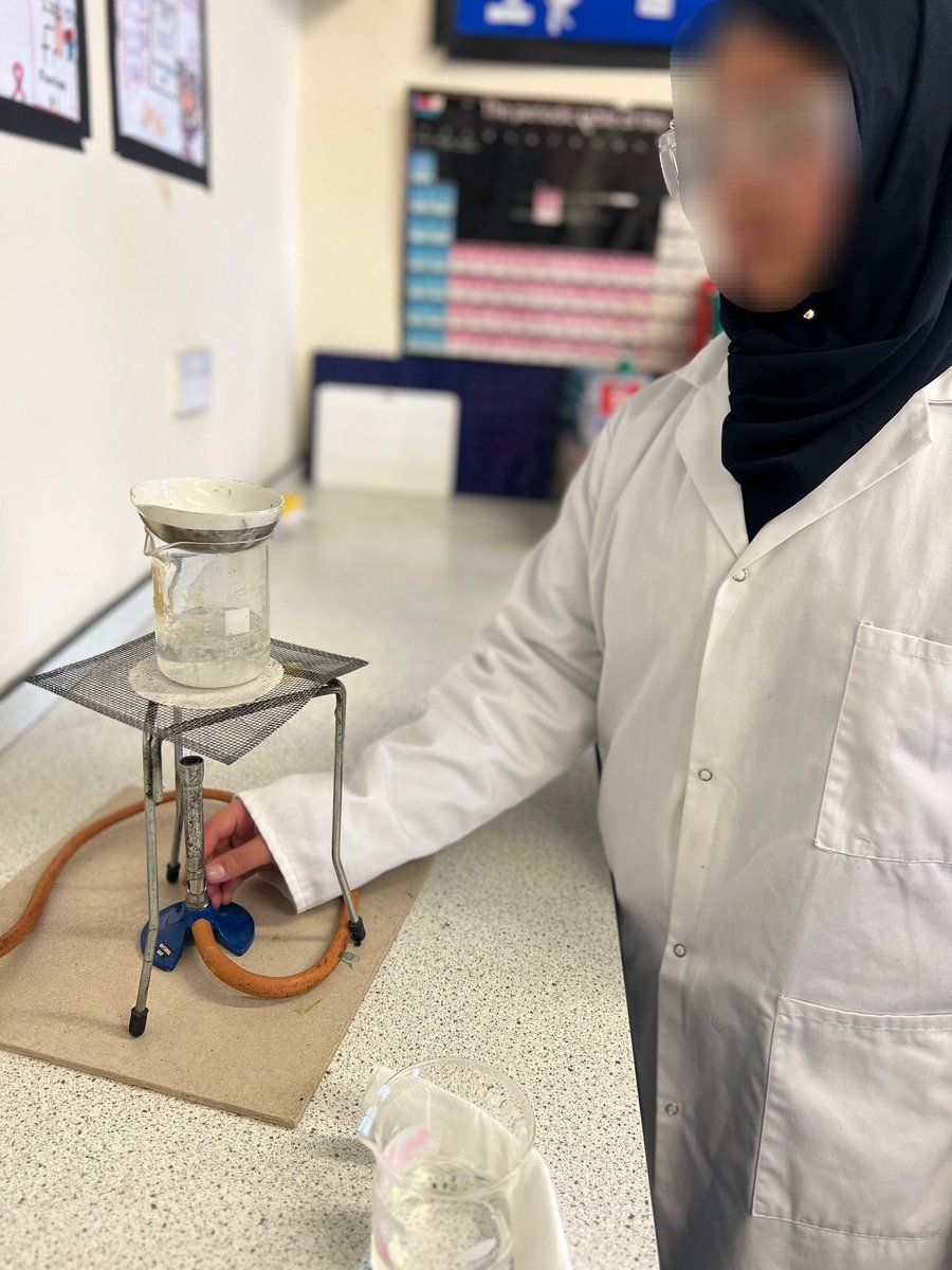 Alkauthar_ACAD's tweet image. Our pupils making dry Copper sulphate crystals.

#requiredpractical #GCSEscience