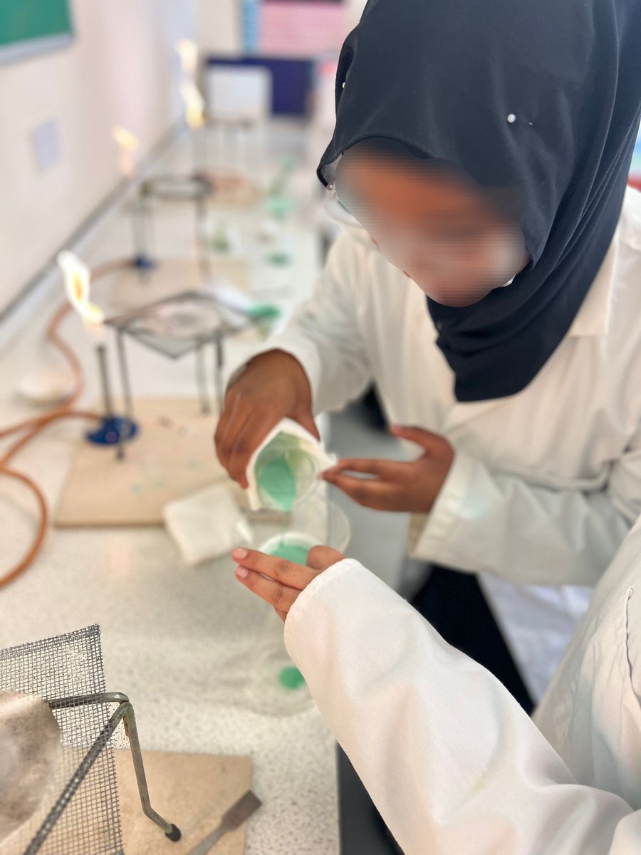 Alkauthar_ACAD's tweet image. Our pupils making dry Copper sulphate crystals.

#requiredpractical #GCSEscience