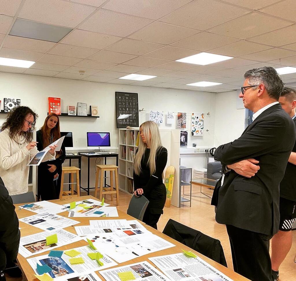 HELLO PROFESSOR STEPHEN FELMINGHAM 👋 

Our very own Professor Stephen Felmingham came to chat to YR 1 today for an inspirational talk. But he walked in on our group Crit earlier and joined in! Such great discussions all round. Thank you Stephen! 

#a… instagr.am/p/ClWzH69LLiH/