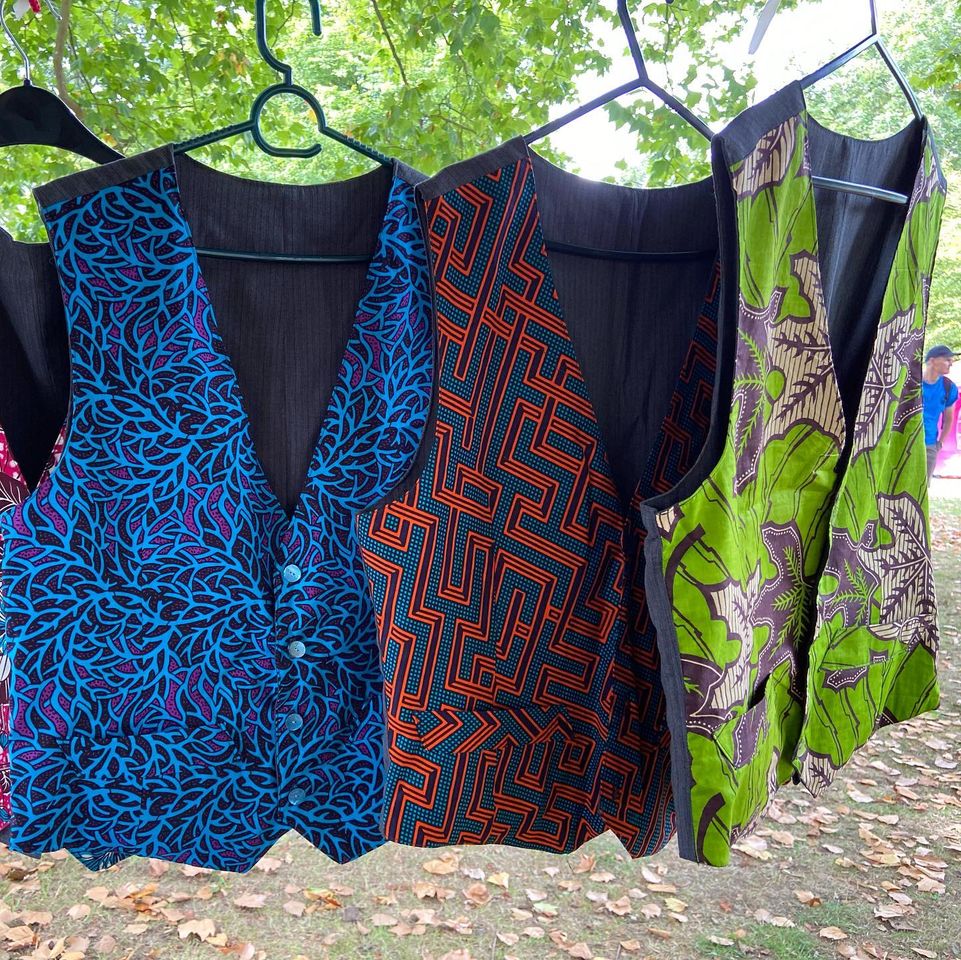 LnSDesigners's tweet image. Lots of colourful gifts from bags to guitar straps, adults waistcoats to kids dresses all made by @esdeshandmade who will be at both our #christmasmarkets - St Johns #Leytonstone this Saturday 26/11 and Fellowship Square #E17 on Saturday 3/12. #E11 #handmade #makersmarket #xmas