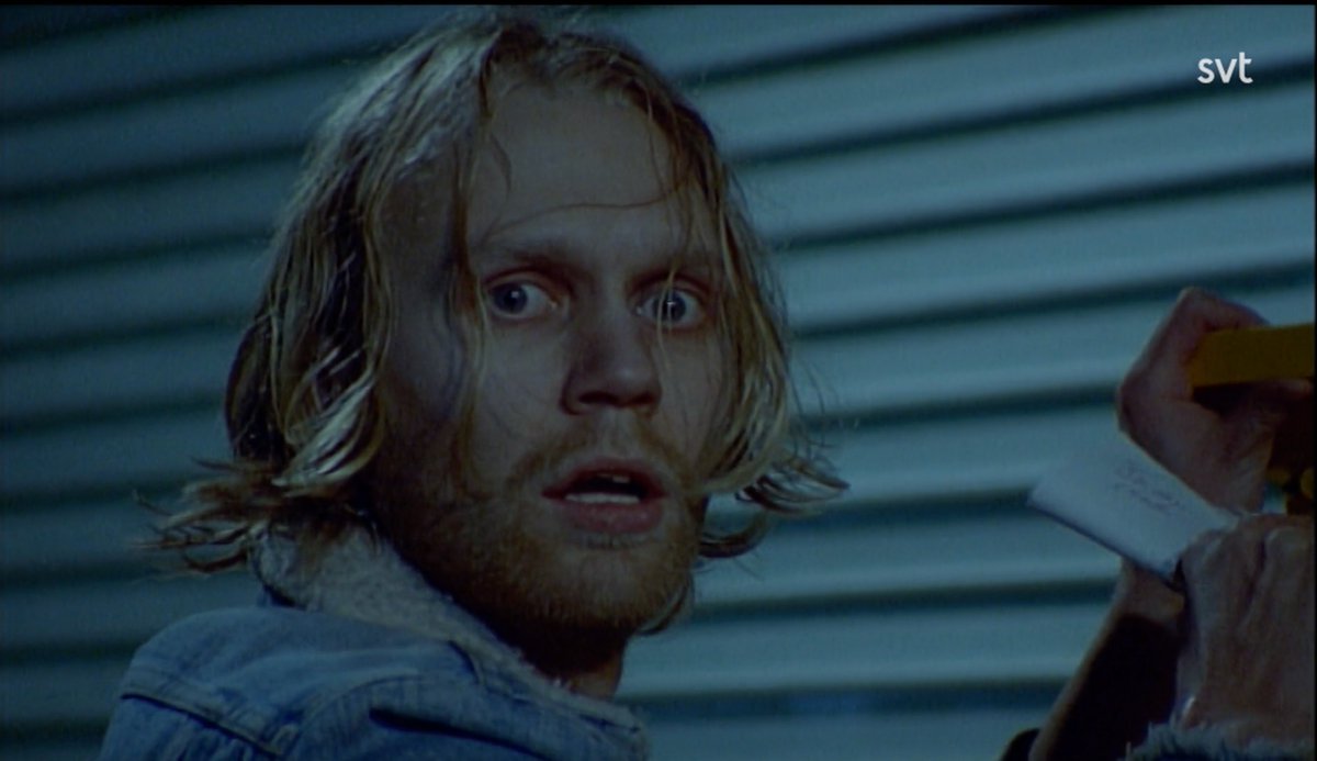 PeterBirro's tweet image. Ikväll är det 25 år sedan första avsnittet av TV-serien Hammarkullen visades på SVT. Vilket liv det blev. Kritikern Leif Furhammar i DN hade aldrig sett något liknande och jämförde med Buñuel, Brueghel och Bellman. Andra rasade. Fortfarande glad över det vi gjorde tillsammans.