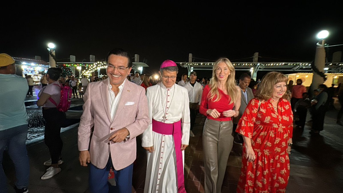 VicenteAlmeydaJ's tweet photo. Se enciendó la navidad en el @Malecon2000Gye 🎅🎄 

#BrillaLaNavidadEnElMalecón https://t.co/Dd4QsG1NBw