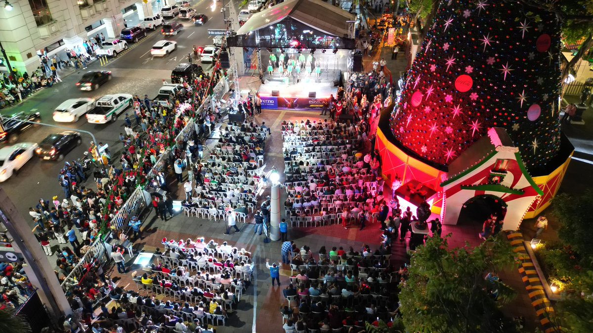 VicenteAlmeydaJ's tweet photo. Se enciendó la navidad en el @Malecon2000Gye 🎅🎄 

#BrillaLaNavidadEnElMalecón https://t.co/Dd4QsG1NBw