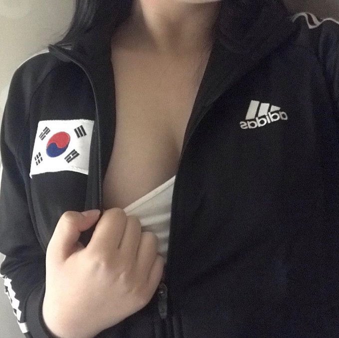 vi010808's tweet photo. 唔準諗即刻答 揀我定飛機杯😆 #淫娃 #00後 #港女 https://t.co/9zmrWTRRxi