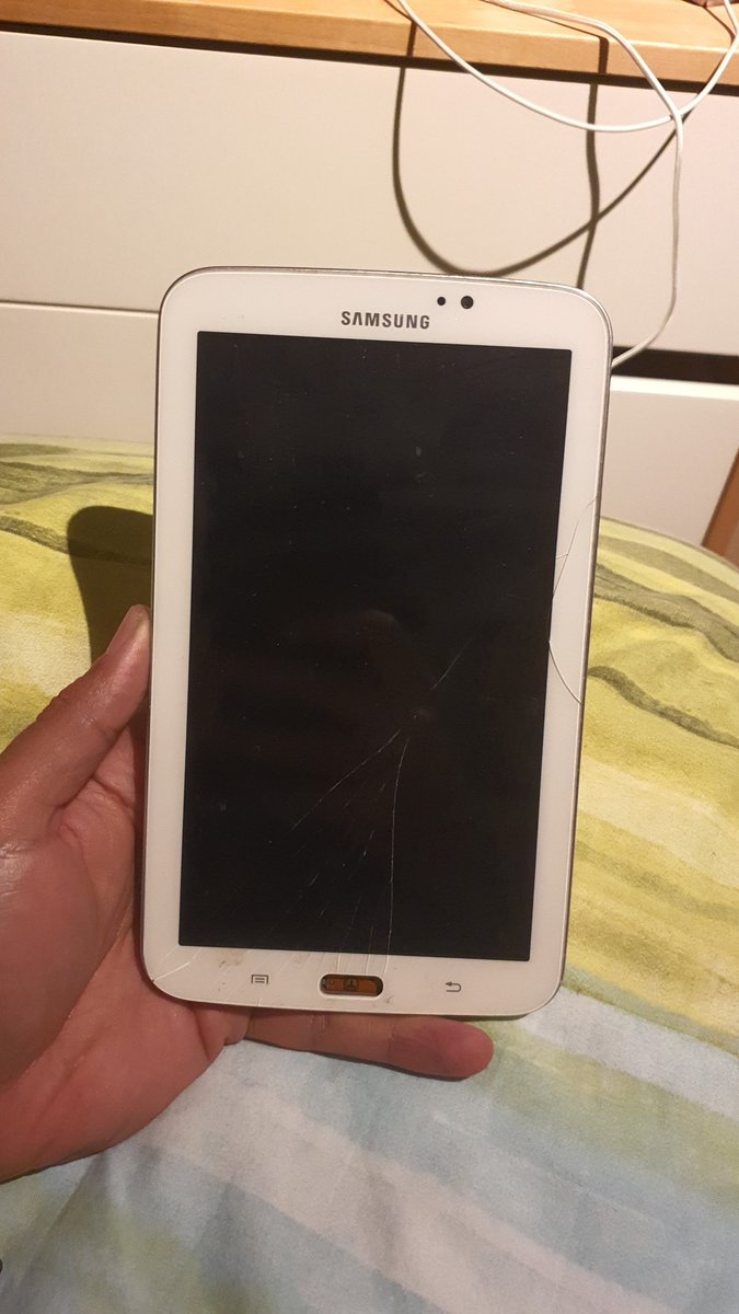 EF_Nieto's tweet photo. @SamsungEspana @IbaiLlanos El otro día estaba mi abuelo viendo su serie en su tablet samsung cuando un balón entró volando por nuestra ventana en Vallecas hasta el salón y le reventó su amado dispositivo.El rayo no se hace cargo ya que dicen que ellos no fueron que fue un tal fede #BFSamsung #SamsungXIbai https://t.co/6PX8WNyTJM