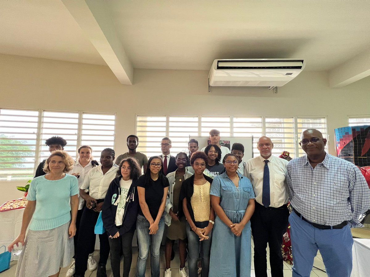 #Armes | Opération nationale d'abandon d'armes | concours d'affiches organisé dans les lycées de Bellevue et Victor Anicet de Saint-Pierre
Félicitations à l'ensemble des participants et 👏 à Yanis, lauréat de ce concours et élève du lycée de Bellevue