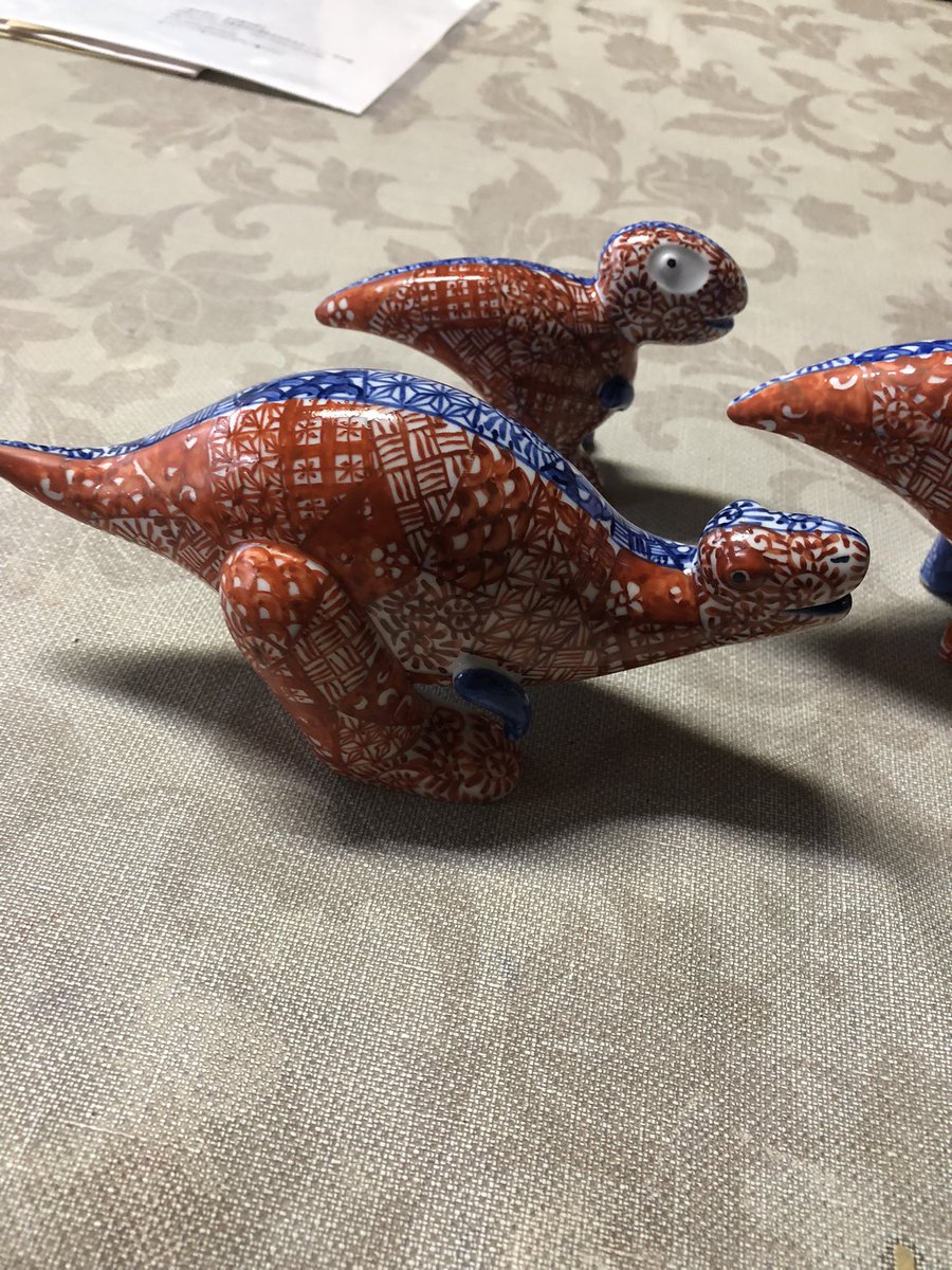 kytCOI9hwHyXyFI's tweet photo. 有田焼恐竜🦕🦖生まれ前と生まれる途中、アリタ染錦サウルスの完成^_^ https://t.co/E2mXedfAVb