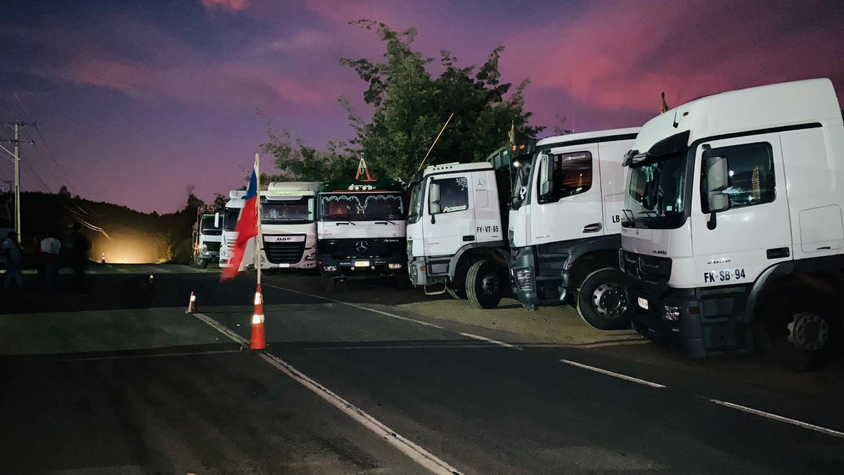 TVCONTIVISION's tweet photo. #CVahora… pequeños empresarios, dueños de camiones de #Empedrado, durante esta tarde se suman al #ParoCamioneros estacionando sus máquinas a un costado de la ruta #M40 sector #LaAguada. https://t.co/qsn9K3bI8q