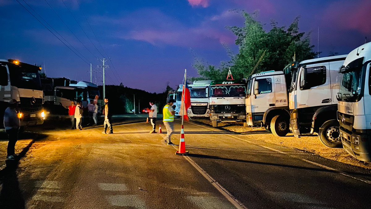 TVCONTIVISION's tweet photo. #CVahora… pequeños empresarios, dueños de camiones de #Empedrado, durante esta tarde se suman al #ParoCamioneros estacionando sus máquinas a un costado de la ruta #M40 sector #LaAguada. https://t.co/qsn9K3bI8q