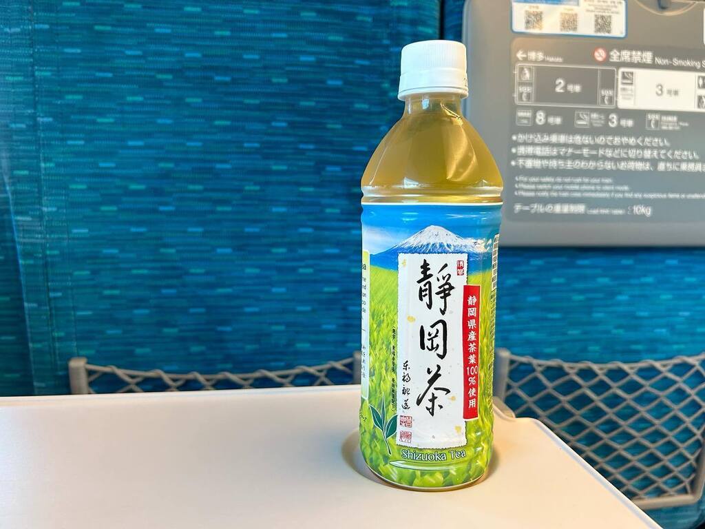 今日は東海道新幹線に乗車中〜。車掌さんの英語のアナウンス、たまにすごいネイティブな時がありますよね。 https://t.co/FeFfuIJ4wa