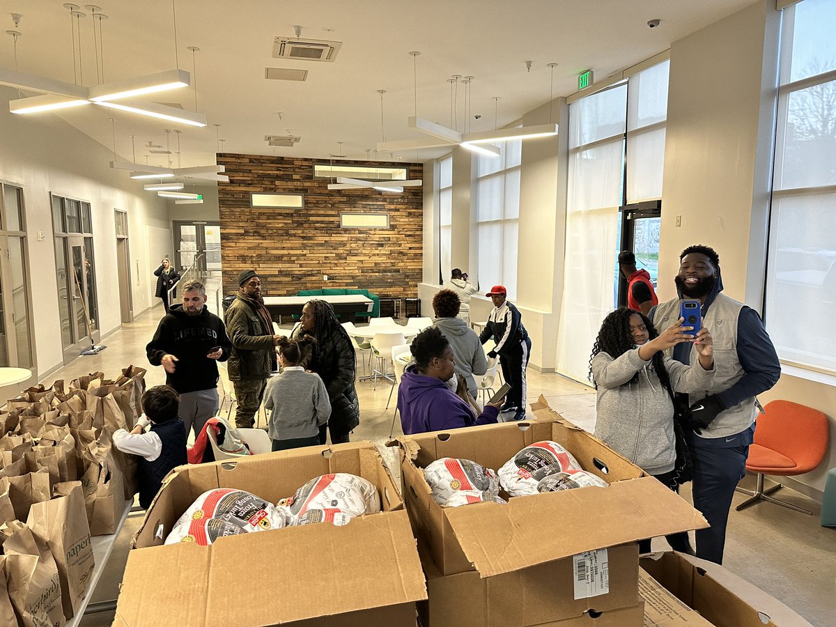 agent_sank's tweet photo. Also would like to shed some like on @Ravens @Sharpe_Theory @RavensCommunity donating back to the Community of Baltimore this Thanksgiving https://t.co/nlehhKuRCy