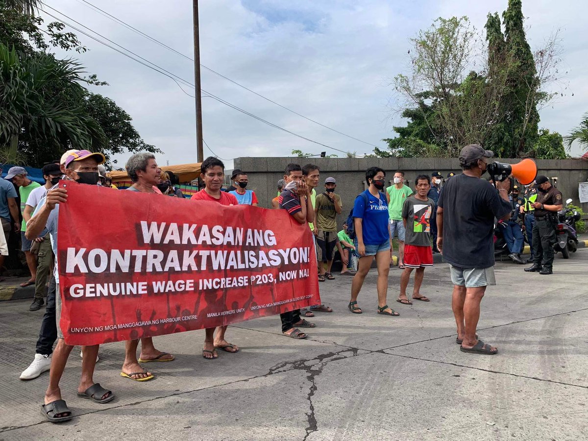 ABFEUSHS's tweet photo. KASALUKUYAN: Nagkasa ng kilos protesta ang mga manggagawa ng Manila Harbor Center na planong sibakin ang nasa 370 na manggagawa. Sa kabila ng pagpanig ng korte sa mga manggagawa na gawin silang regular.
 
#SahodItaas
#StandWithWorker https://t.co/Ge2qN1J30a