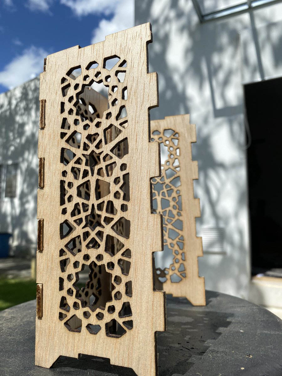 gabspath's tweet image. En el taller, terminando unas lámparas #foxalien #lamps #cnc #atrillerygenius