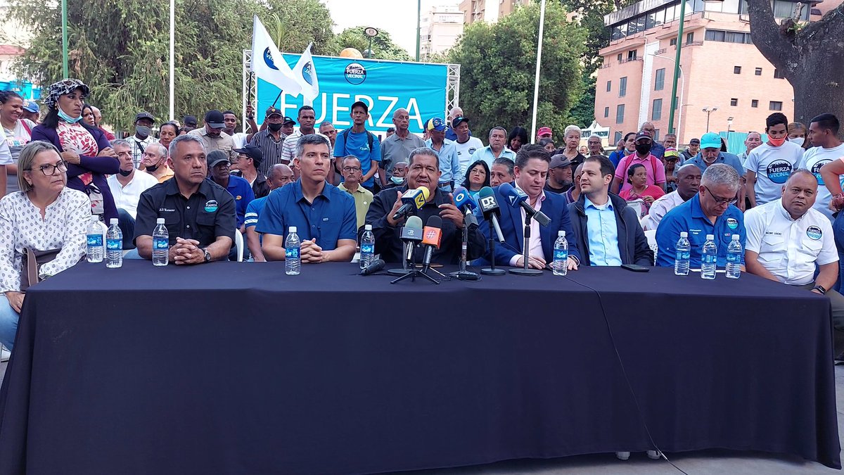 lafuerzavecinal's tweet photo. Con la Fuerza Laboral Nacional vamos a consolidar una propuesta para garantizar que el salario sea competitivo y que quien trabaje sea reivindicado.

Trabajaremos como un gran equipo para que regresen todos los que se fueron y reencontrar a los venezolanos.

#FuerzaLaboral ✊🇻🇪 https://t.co/NAviDyx0CP