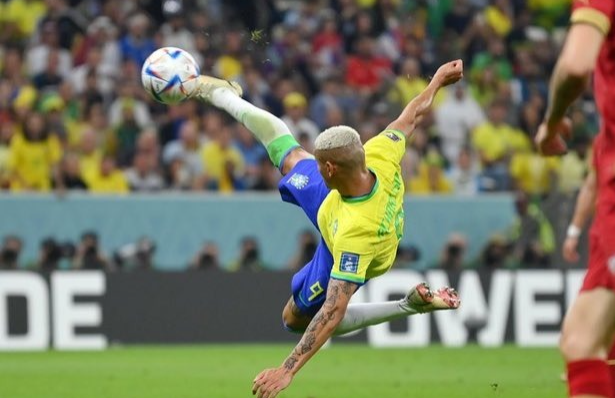 sensacionalista's tweet photo. Gol de Richarlison pode ser o início da pacificação do país https://t.co/moKVr2xAAv