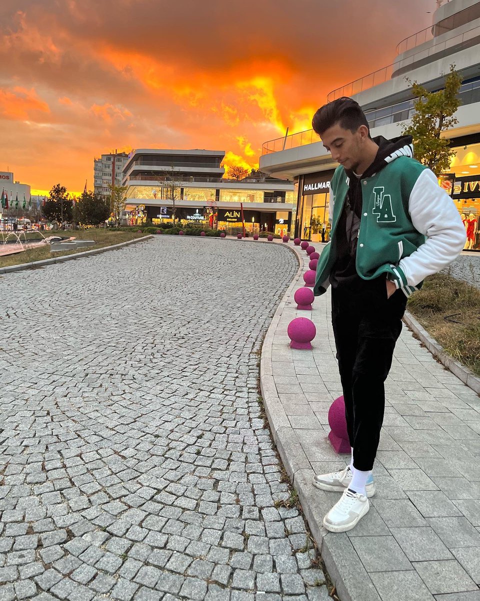 eldelensi's tweet photo. #NewProfilePic just admiring the view 🙏🏼 https://t.co/Ty5RVVCdj1