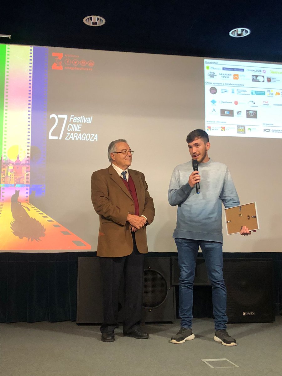 Desde el Festival de Cine de Zaragoza acaban de entregarnos un distintivo por los 15 años que llevamos apoyando la cultura. Un respaldo para seguir con un proyecto tan bonito como es disfrutar del mejor cine español en nuestra localidad. GRACIAS 
#festivaldecine #Bujaralozescine