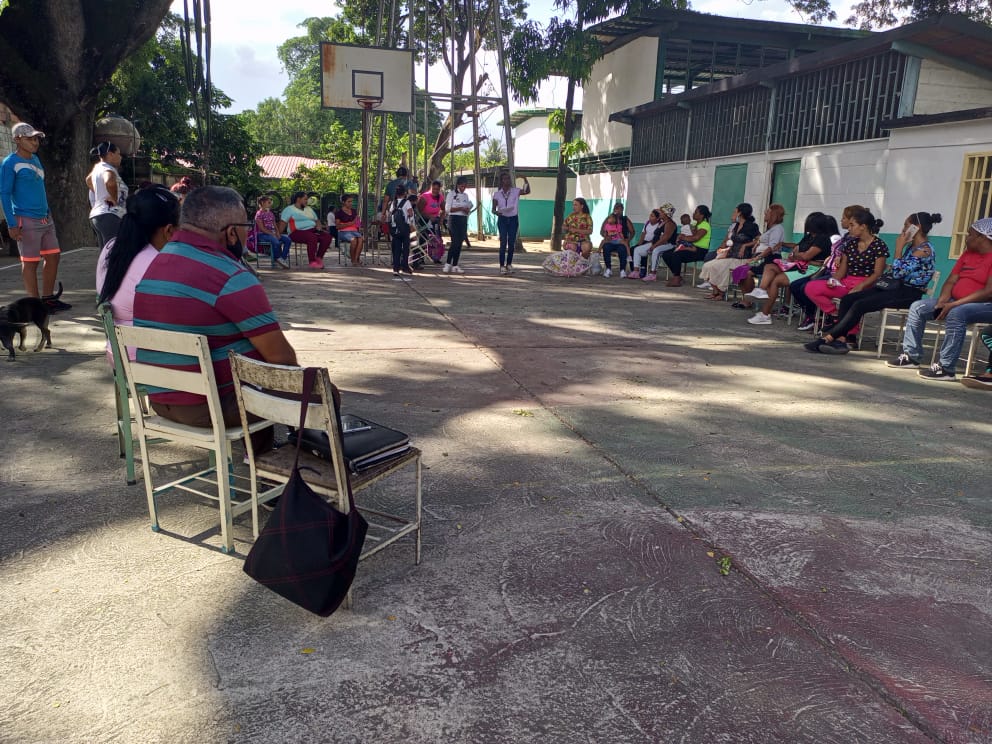 #24Nov// Desde la E.B.N Coropo realizando Conversatorio Erradicación de la Violencia para salvar vidas, junto al Poder Comunal, personal del plantel y la Comunidad presente.
¡No al Maltrato a las Mujeres!
<a href="/NicolasMaduro/">Nicolás Maduro</a>
#LinaresModernoYProductivo
#ManosParaProducir