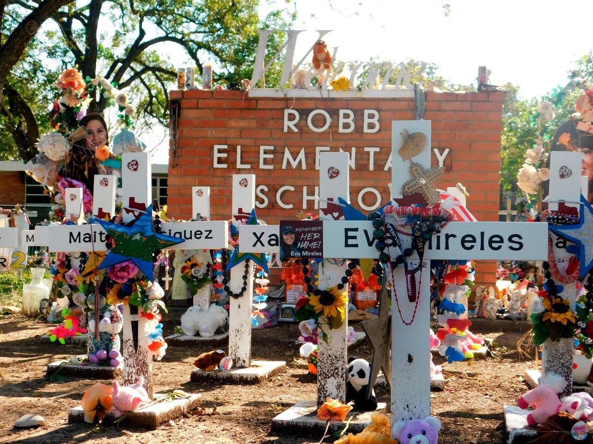 ajplus's tweet photo. Today marks 6 months since a gunman fatally shot 19 children and 2 adults in #Uvalde, Texas.

There have been over 600 mass shootings — an incident where at least 4 people are shot — this year, per @GunDeaths.

Gun violence has killed over 1,500 minors this year. https://t.co/AQ0gydUZuW