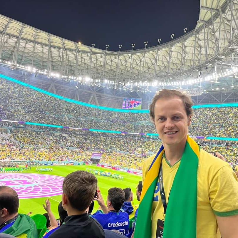 simamonarquia's tweet photo. Dom Rafael é pé-quente! Compareceu ao jogo de estreia do Brasil na Copa, a convite da Embaixada do Catar em Londres, e nos deu sorte!

Resultado: Brasil 2 x 0 Sérvia.

E que venha o Hexa! 💛💚 https://t.co/qtcbCIH82n