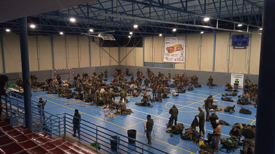 FUTER_ET's tweet photo. El #RIPAC5 "Zaragoza" realiza una marcha de 60 km y finaliza en la Academia de Infanteria 📯 .
Todo nuestro agradecimiento al Ayuntamiento de Nambroca🏣 (Toledo) por su hospitalidad con los #paracaidistas🪂.
#CulturadeDefensa
#BRIPAC https://t.co/RK5Ie9KDlg