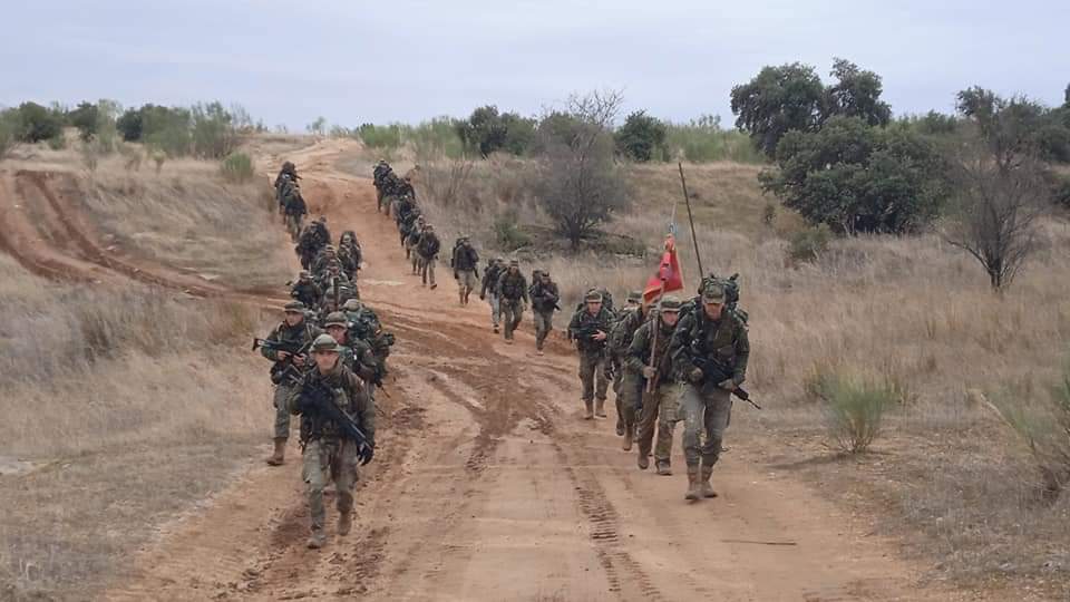 FUTER_ET's tweet photo. El #RIPAC5 "Zaragoza" realiza una marcha de 60 km y finaliza en la Academia de Infanteria 📯 .
Todo nuestro agradecimiento al Ayuntamiento de Nambroca🏣 (Toledo) por su hospitalidad con los #paracaidistas🪂.
#CulturadeDefensa
#BRIPAC https://t.co/RK5Ie9KDlg