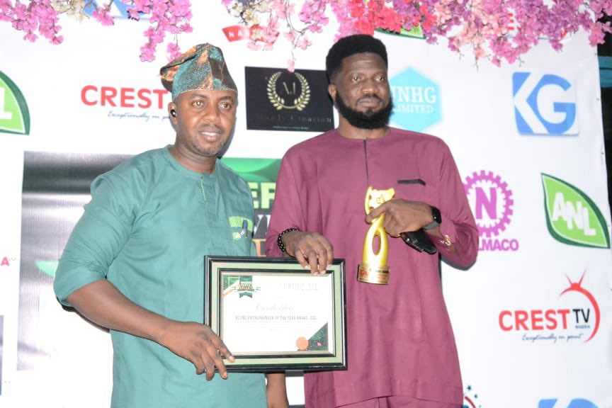 YALIAbuja's tweet photo. Our very own Oyewole Joledo former YALI Abuja Coordinator 2020/2021 who is best known as the "Ruthless Executor' just badged the Nigeria service award of the Youngest Entrepreneur of the Year 2022..
Award was received tonight at Radio
House Garki. It's a big win for us all https://t.co/rbbgsXmDAk