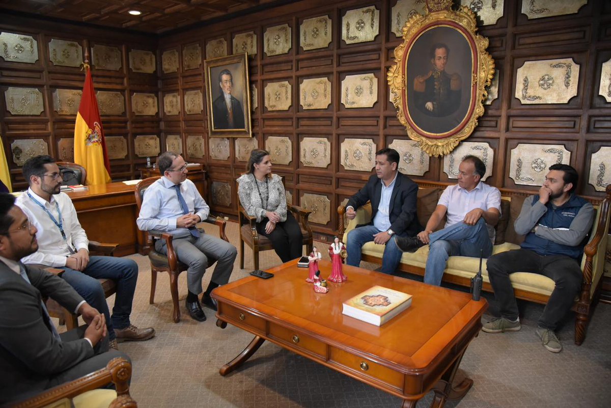 ! Cuenca destino turístico Seguro ¡
Representantes de <a href="/CapturAzuay/">CAMARA DE TURISMO DEL AZUAY</a> y <a href="/AsoHotelAzuay/">ASOCIACION HOTELERA DEL AZUAY</a> se reunieron con autoridades de la Provincia,  <a href="/matiasabadm/">Matías Abad</a> <a href="/tefavintimilla/">Estefania Vintimilla Peña</a> @GustavoToledoj donde felicitaron el trabajo y apoyo al sector turístico del Azuay. 
#cuencadestinoturisticoseguro