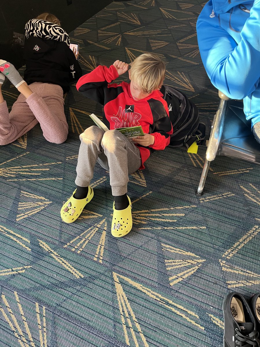 SharpeDevon's tweet photo. #sfoa #sfoacaughtreading ⁦@SFOAschool⁩ ⁦@msoakley1⁩ https://t.co/w0FaGeB2j3
