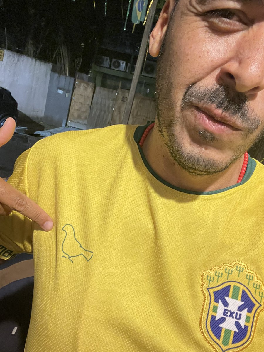 eponto's tweet photo. Exu sabe! É o pombo! 
 @richarlison97 https://t.co/h4nVoLhh3e