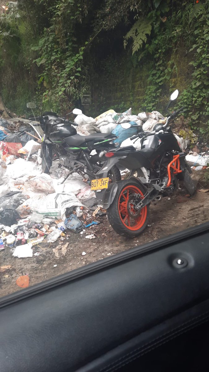 linamoreno5's tweet photo. @braulioEMarquez @anibalgaviria @GobAntioquia @Teleantioquia  Hasta cuándo el botadero de basura arriba del CES, las cunetas invadidas, el pésimo estado de la vía del escobero y la trvs de la montaña es vergonzoso!  la $ del peaje no es para su mantenimiento? https://t.co/cMwYErvqS9