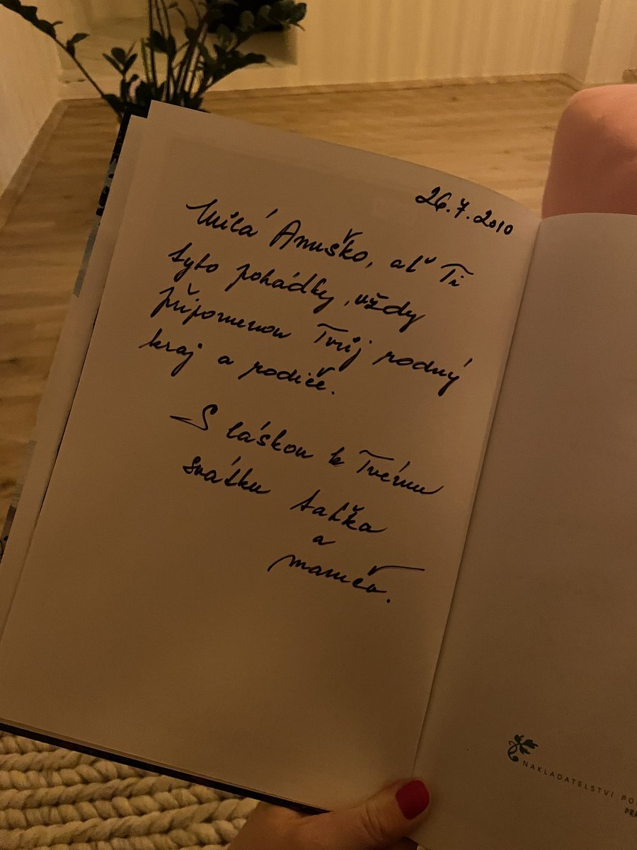 Annie35485798's tweet photo. Jako každý večer Adince před spaním čteme. Dnes to vyšlo na mě. Je taky řada na mně, abych vytáhla z knihovny novou knížku. Nic netuše jsem vzala tuto. Otevřela a našla tohle přání…
A to měl být dnešek prvním dnem bez slz. Tak třeba zítra.
#chybitemi #recovery https://t.co/gZW1BFreK1