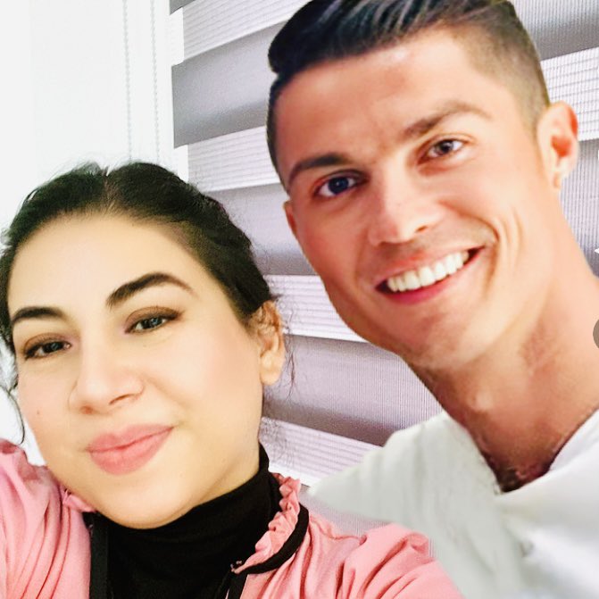 joannagallardo's tweet photo. Aquí tomándome una foto con mi Amigui Cristiano Ronaldo después de su partido …. Los envidiosos dirán que es un filtro 🙊☺️ https://t.co/kSuaLPOm8X