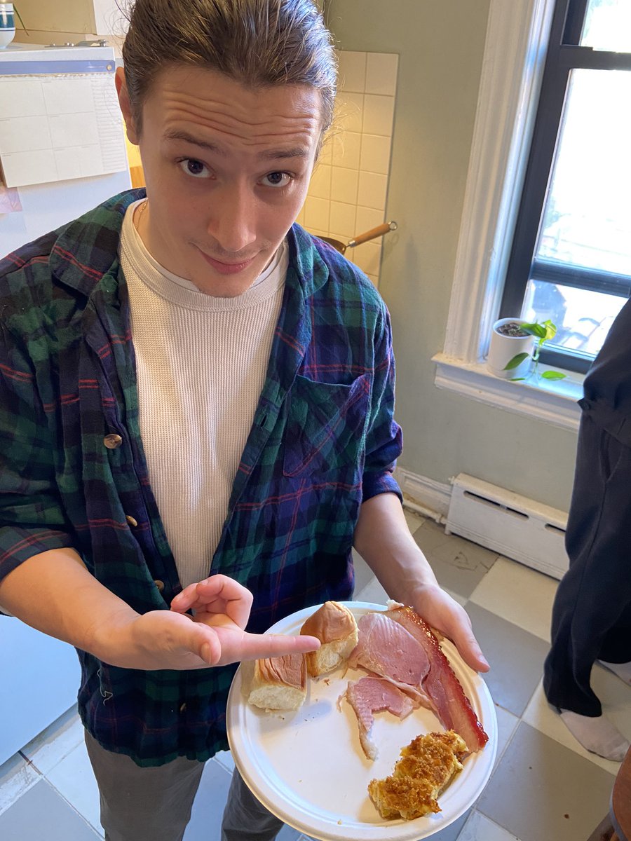 Hes so proud of his weak ass plate lmfao 💔