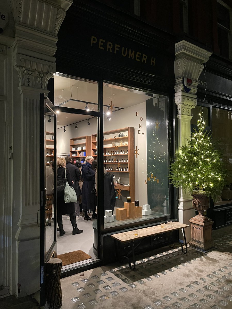 londonwhispers's tweet photo. Thank goodness it’s stopped raining. Makes these shopping evenings so much more fun #shopsmall #perfumerh https://t.co/3cGWiaJCuD