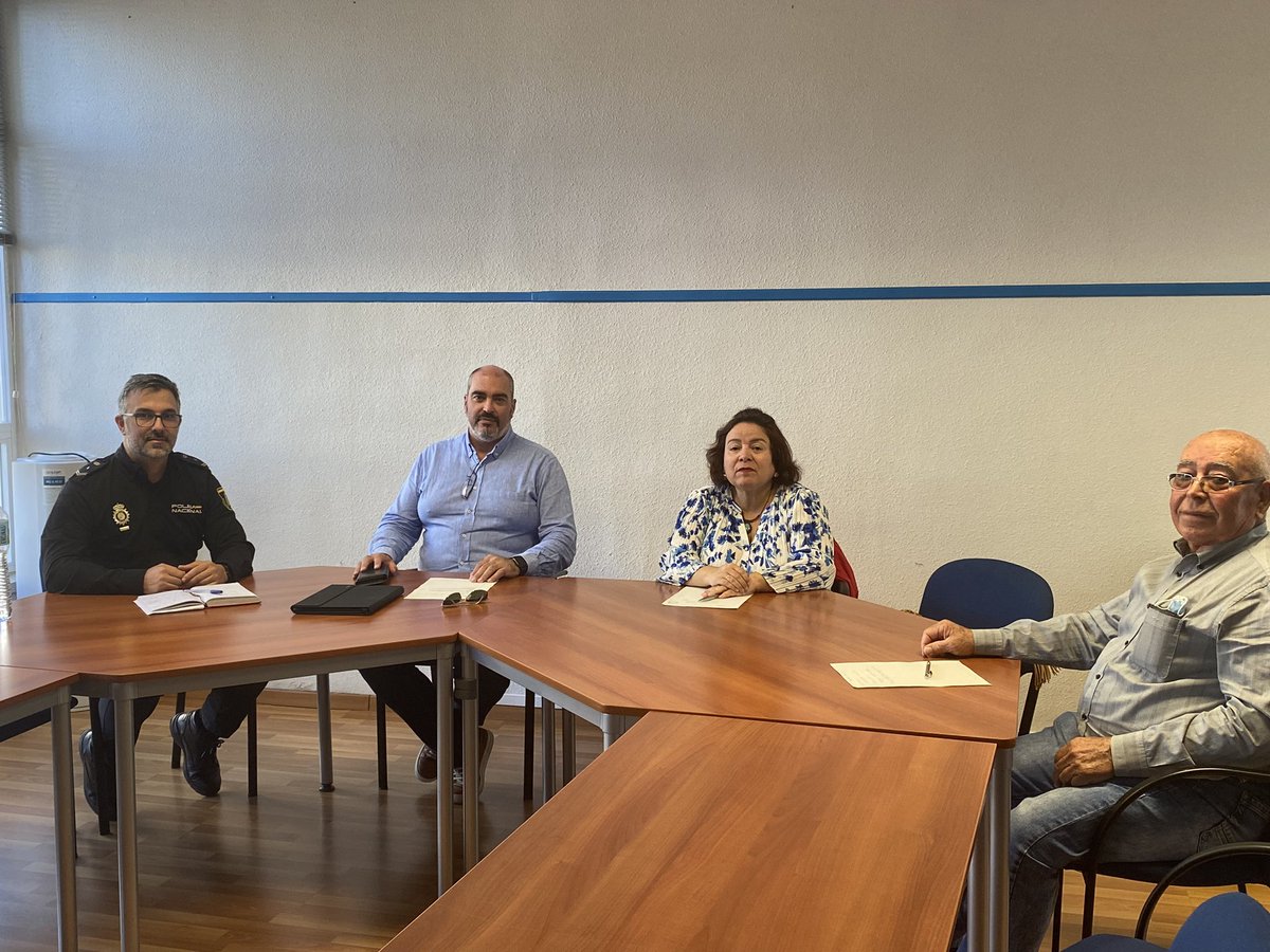 FAVCAC1's tweet photo. Reunión con el responsable de la Policía Nacional en materia de Participación Ciudadana. #noalaguerra #vecinosenlucha @FAVCAC1 https://t.co/HELhKLlQop
