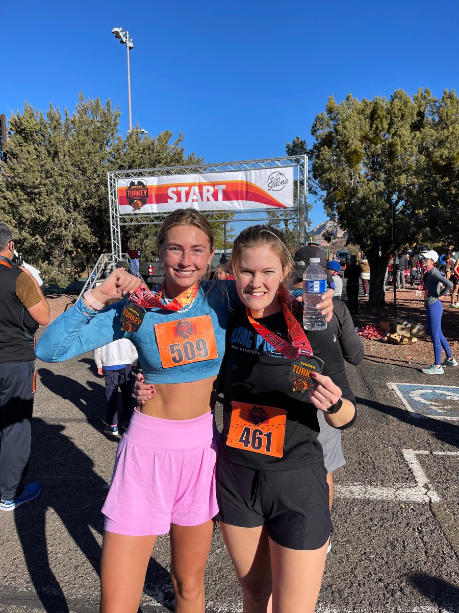 EmilyMSGC's tweet image. These turkeys were trotting this morning! Happy Thanksgiving to you and yours🦃💜🍁

#HappyThanksgiving