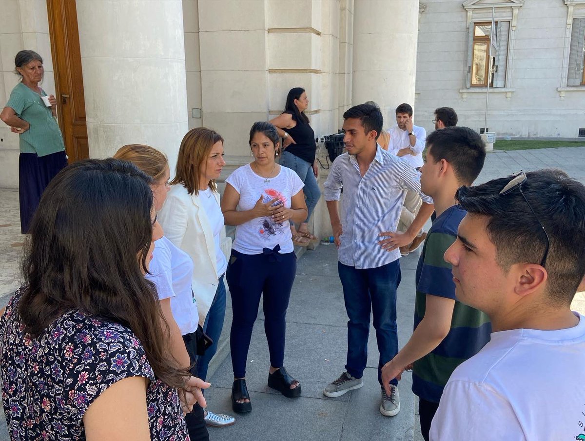 BetinaFlorito's tweet photo. Me siento muy contenta de que me haya acompañado parte de nuestro grupo de jóvenes de @ERFSANTAFEOk , quienes vinieron a presenciar la asamblea legislativa y la sesión. Luego compartieron una reunión de equipo exponiendo sus ideas para actividades ha realizar de cara al futuro. https://t.co/3pzT5OrWcq
