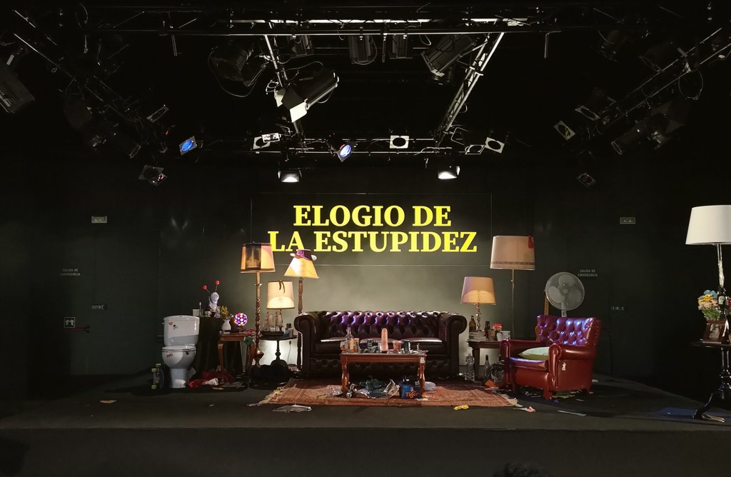 Hacía tiempo que no me gustaba tanto una obra de teatro. "Elogio de la estupidez" -en @NavesdelEspanol- habla de compartir piso, del amor, de la amistad, de las raves, de la opinión de tus padres, de filosofía, de las redes, de los sueños...Todo con mucha gracia. Me ha encantado.