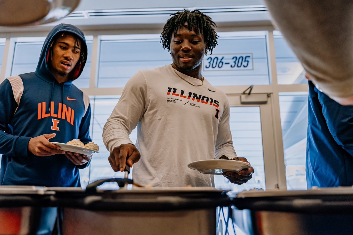 IlliniFootball's tweet photo. Happy Thanksgiving! 🍽️

#Illini // #HTTO // #famILLy https://t.co/BwyUr4EDLu