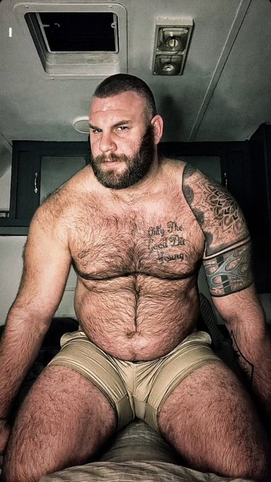 1 retweet = 1 belly rub 👋

#gaybearsofinstagram #gaybeardedmen #gaybearded #gayhairymen #gaydaddy #gaybear