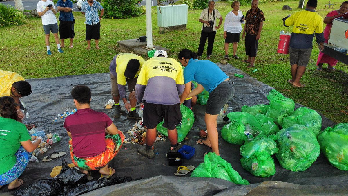 #TheBagThatBuilds in action through a coastal clean-up, collecting 🇼🇸’s FIRST #plastic waste to be recovered ♻️ in-country, made possible by the #PPP between <a href="/UNDP_Samoa/">UNDP Samoa</a>, <a href="/UKinSamoa/">UK in Samoa</a>, <a href="/CRDCGlobal/">CRDC Global</a>, #STAR and <a href="/samoagovt/">Government of Samoa</a> via #MNRE. 
ALL PLASTIC, ONE BAG 
#CEROWaste🏝
